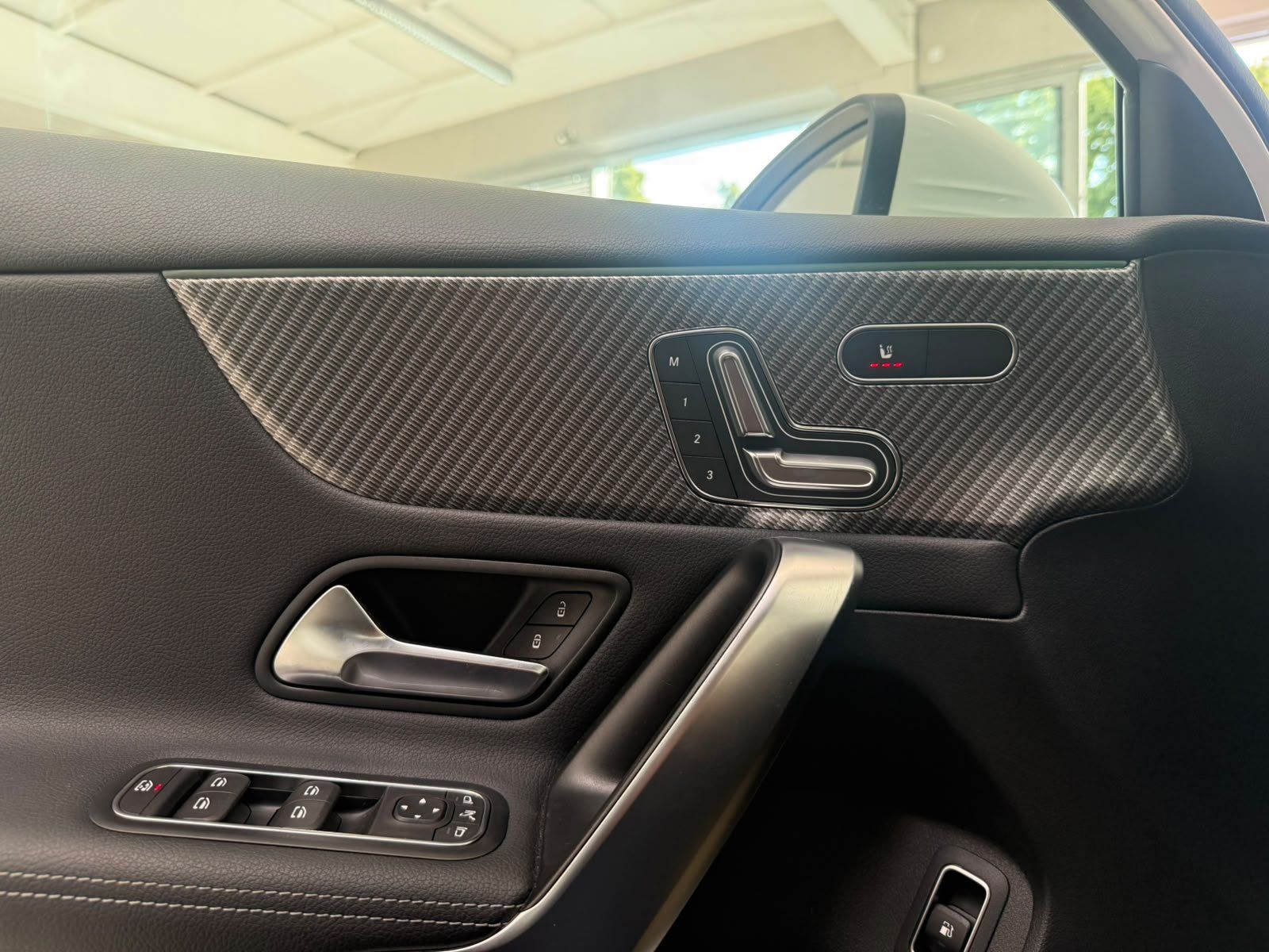 Fahrzeugabbildung Mercedes-Benz A 250e MEMORY+AC11KW+LED+KEYLESS+AMBIENTE+DAB