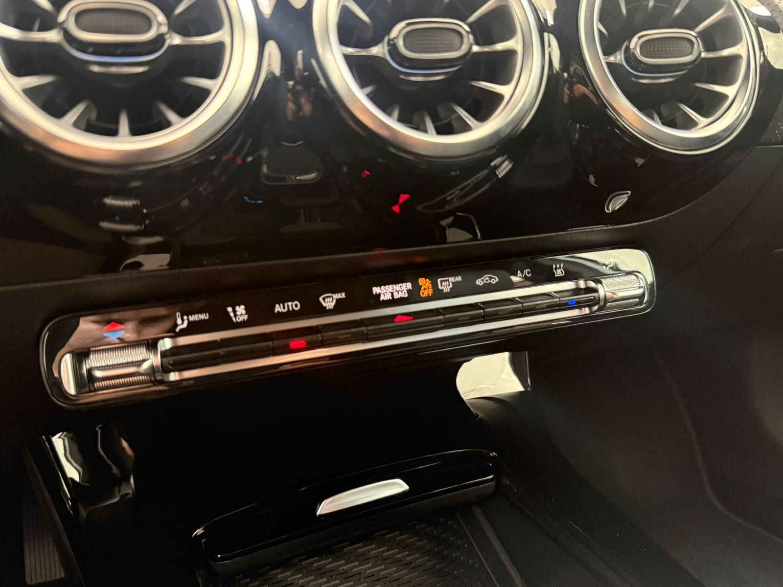 Fahrzeugabbildung Mercedes-Benz A 250e MEMORY+AC11KW+LED+KEYLESS+AMBIENTE+DAB