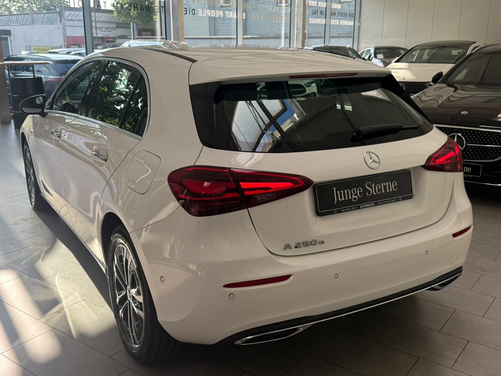 Fahrzeugabbildung Mercedes-Benz A 250e MEMORY+AC11KW+LED+KEYLESS+AMBIENTE+DAB