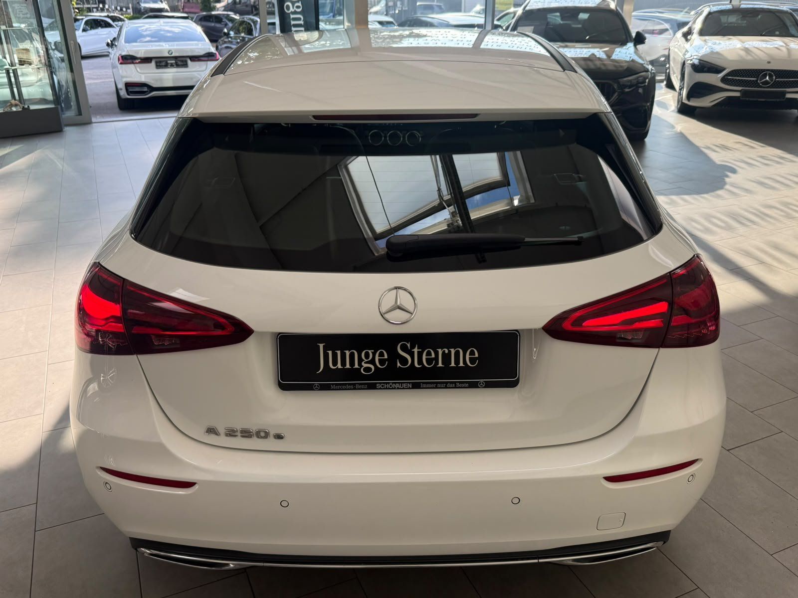 Fahrzeugabbildung Mercedes-Benz A 250e MEMORY+AC11KW+LED+KEYLESS+AMBIENTE+DAB