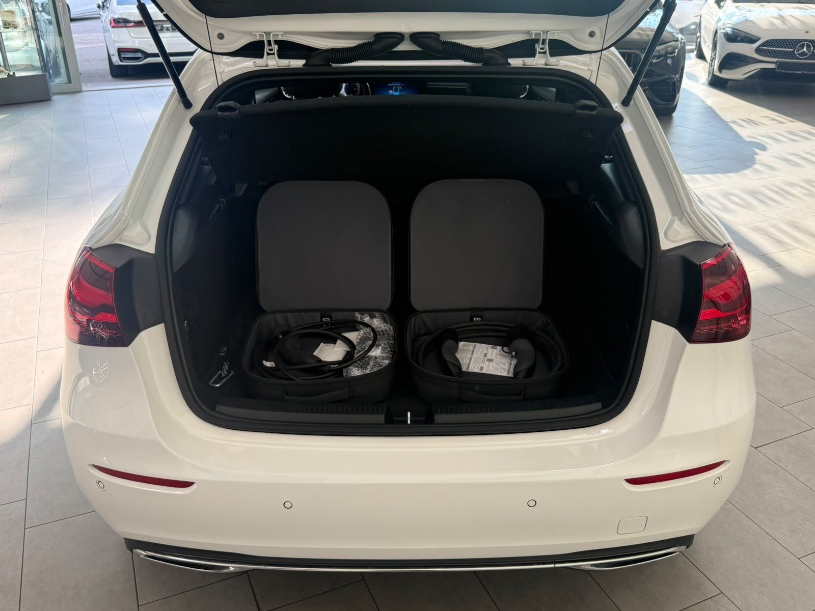 Fahrzeugabbildung Mercedes-Benz A 250e MEMORY+AC11KW+LED+KEYLESS+AMBIENTE+DAB