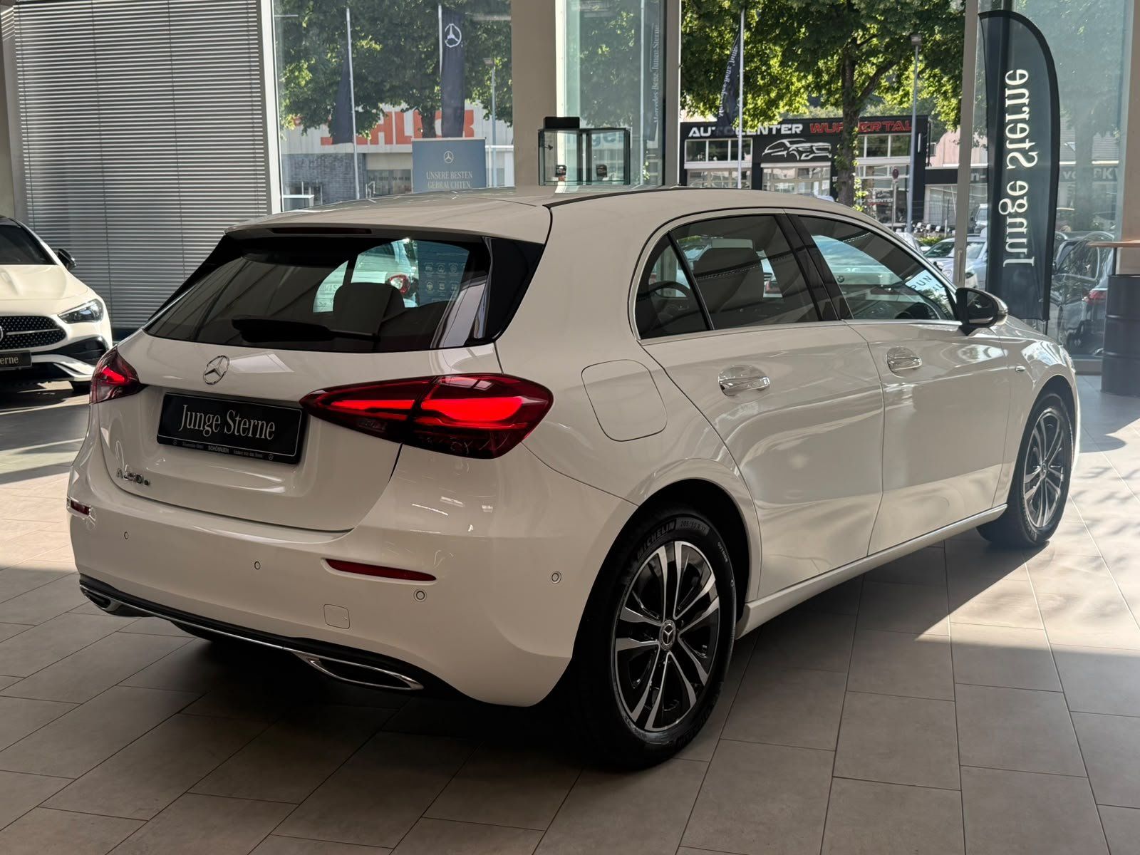 Fahrzeugabbildung Mercedes-Benz A 250e MEMORY+AC11KW+LED+KEYLESS+AMBIENTE+DAB
