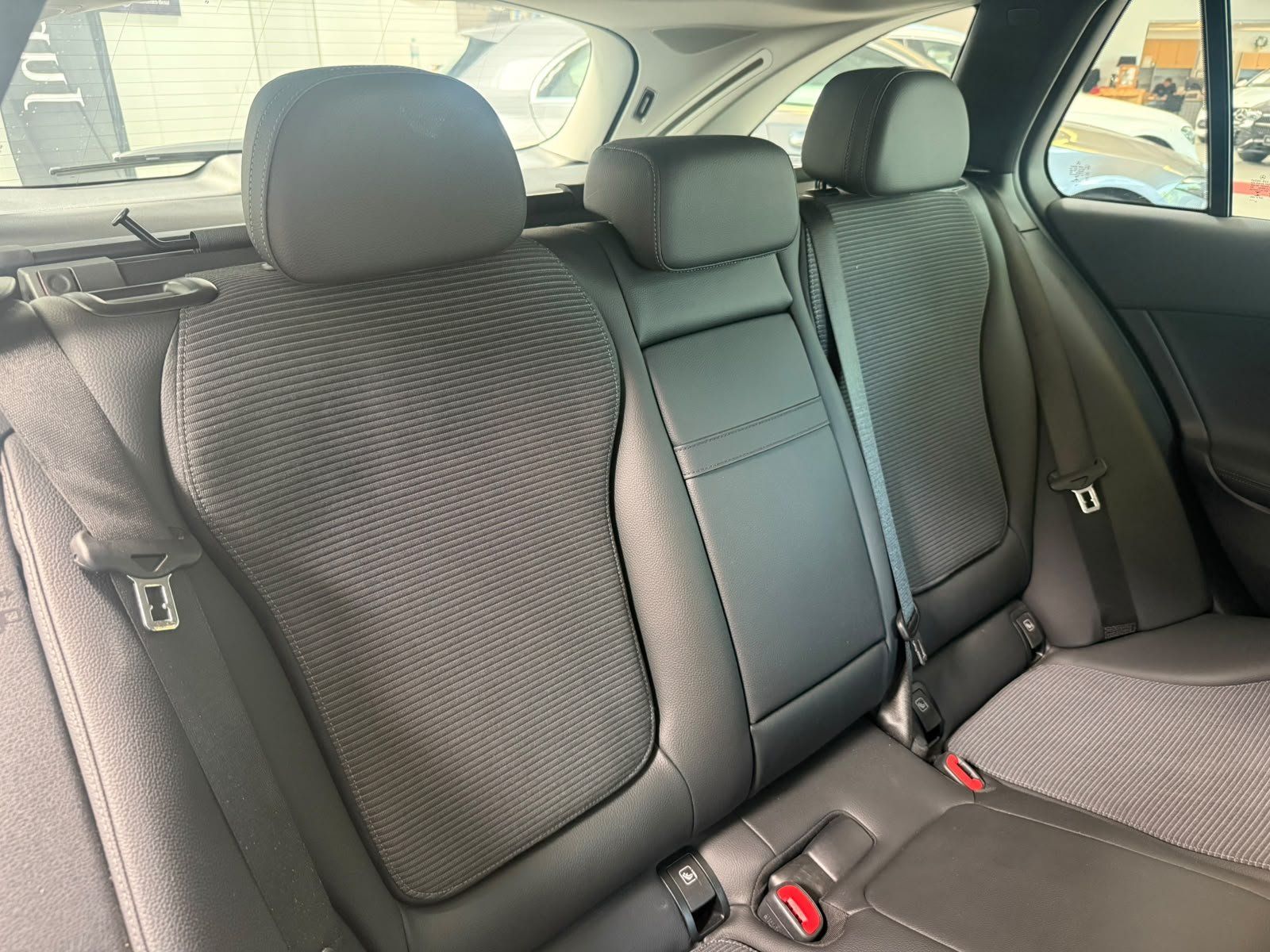 Fahrzeugabbildung Mercedes-Benz C 200d T Avantgarde KAMERA+AHK+TOTW+LED+CARPLAY