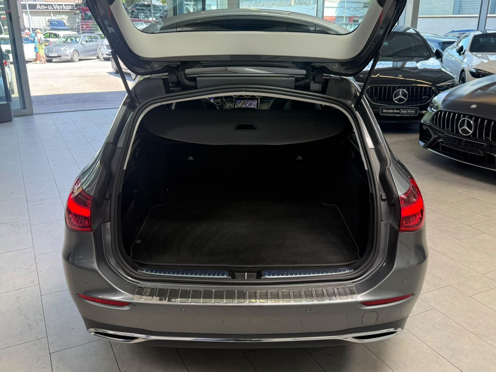 Fahrzeugabbildung Mercedes-Benz C 200d T Avantgarde KAMERA+AHK+TOTW+LED+CARPLAY