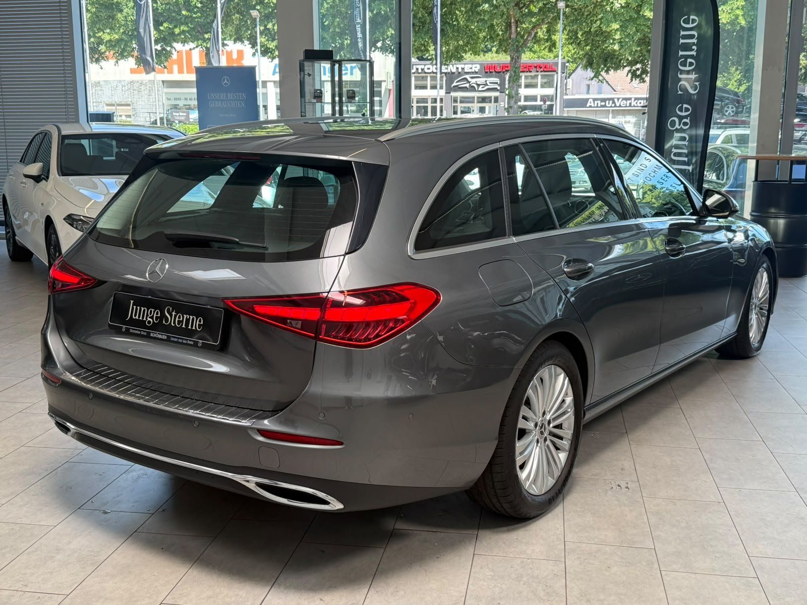 Fahrzeugabbildung Mercedes-Benz C 200d T Avantgarde KAMERA+AHK+TOTW+LED+CARPLAY