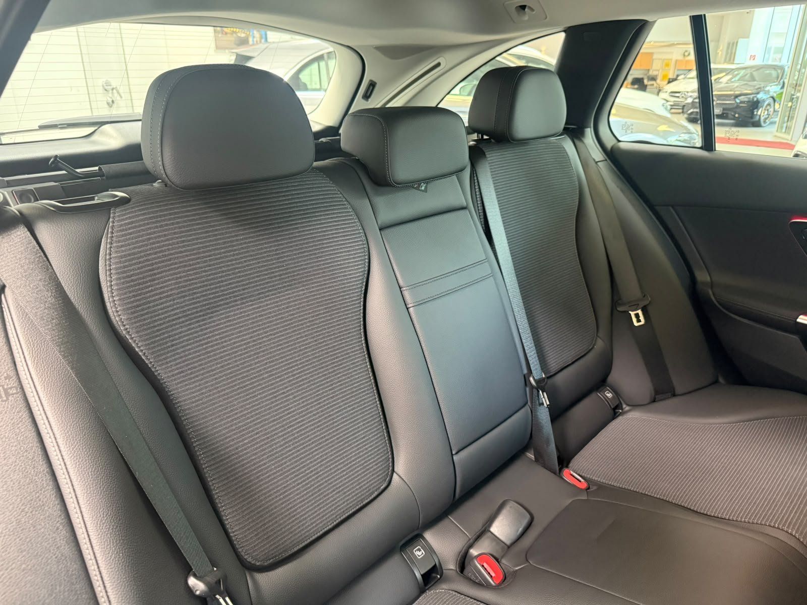 Fahrzeugabbildung Mercedes-Benz C 200d T Avantgarde KAMERA+LED+CARPLAY+AMBIENTE