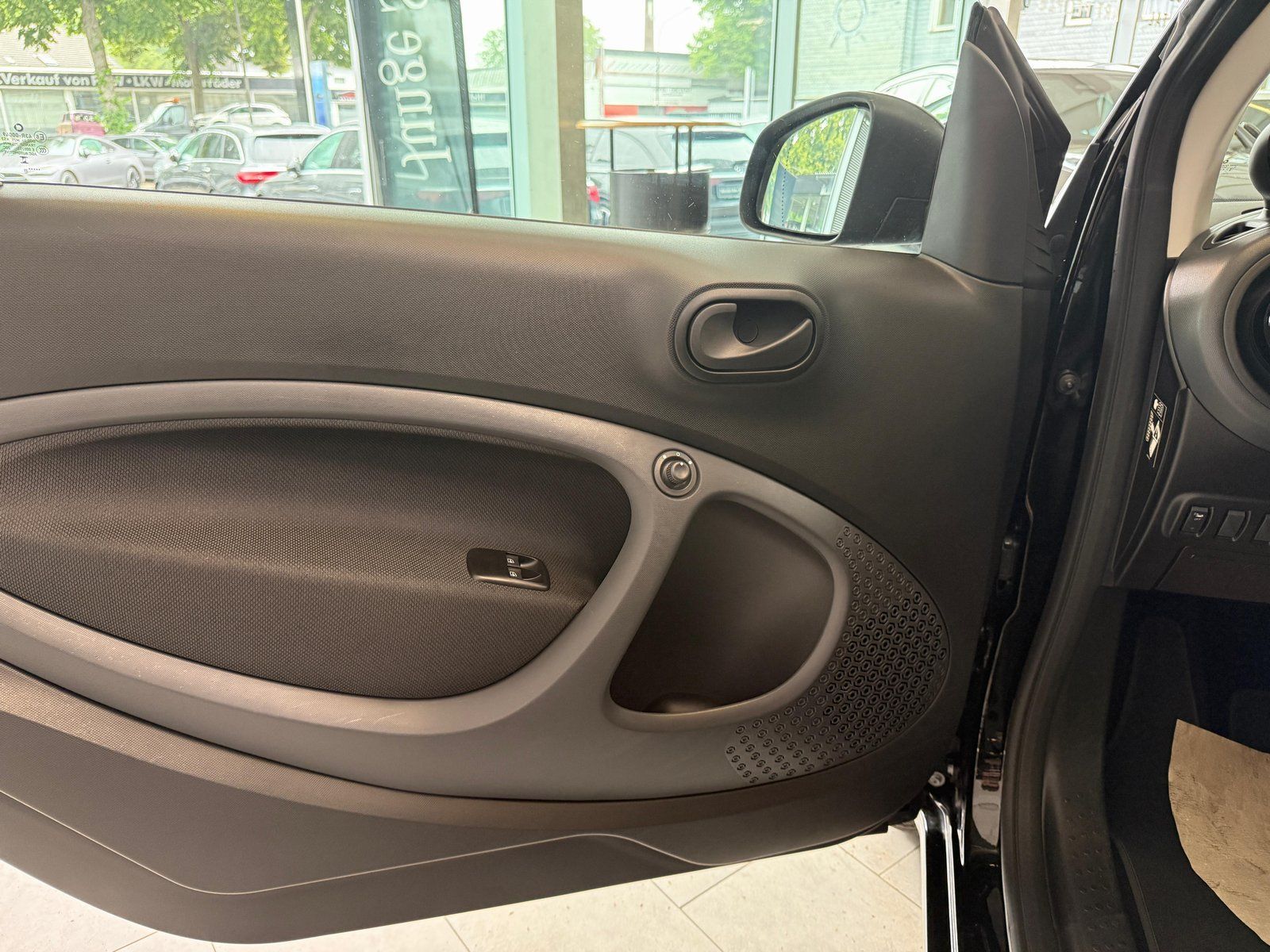 Fahrzeugabbildung Smart EQ fortwo KLIMA+DAB+ALU+TEMPOMAT+EINPARKHILFE