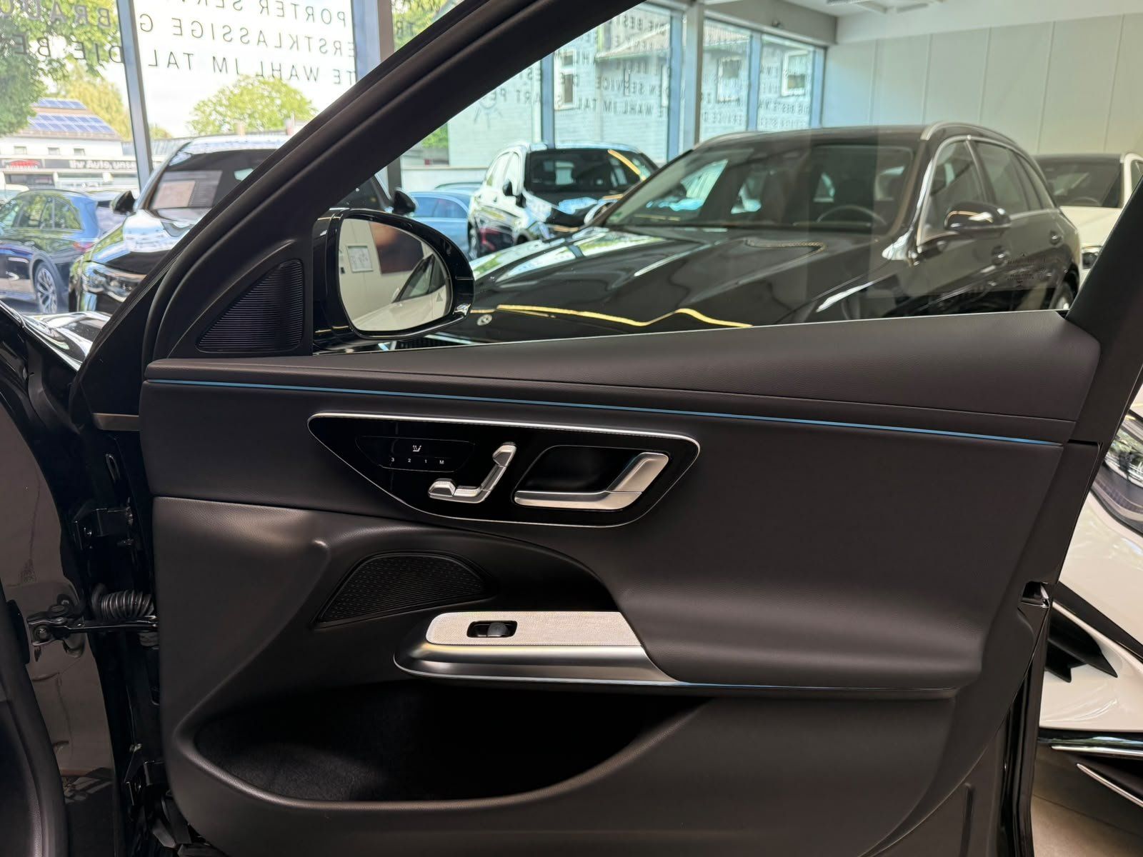 Fahrzeugabbildung Mercedes-Benz E 220 d AVANTGARDE ADV.PLUS+DLIGHT+FAP+360°+KEYL