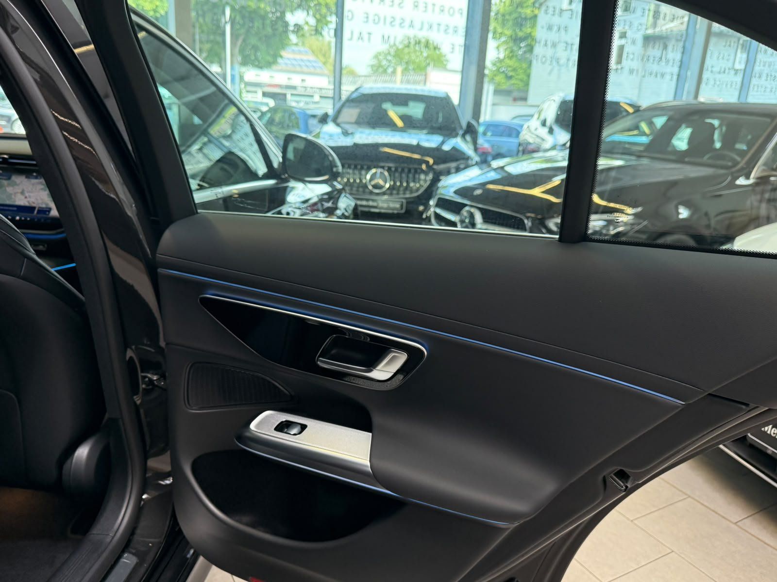 Fahrzeugabbildung Mercedes-Benz E 220 d AVANTGARDE ADV.PLUS+DLIGHT+FAP+360°+KEYL