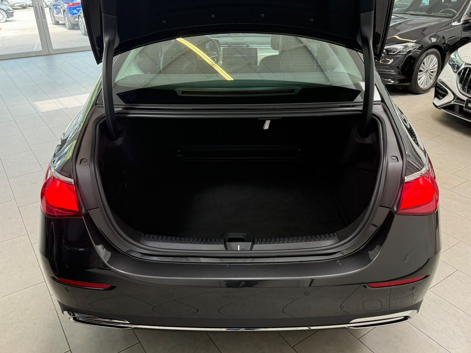 Fahrzeugabbildung Mercedes-Benz E 220 d AVANTGARDE ADV.PLUS+DLIGHT+FAP+360°+KEYL