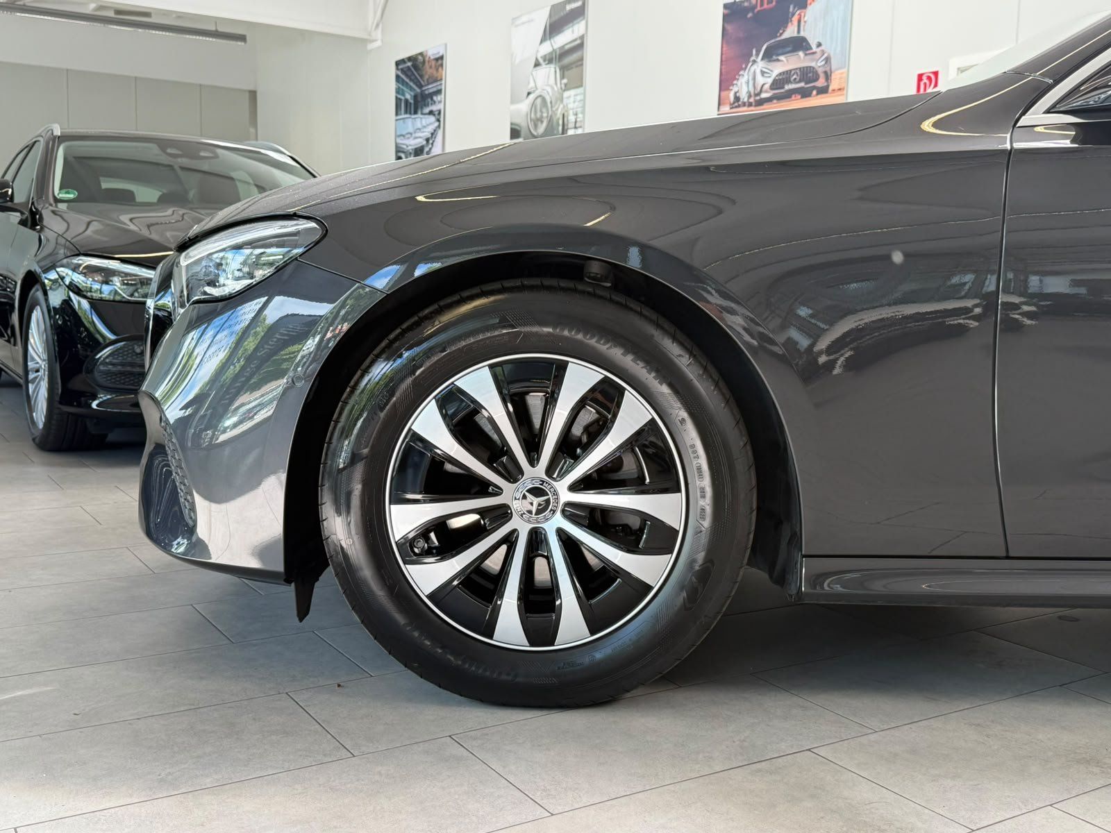 Fahrzeugabbildung Mercedes-Benz E 220 d AVANTGARDE ADV.PLUS+DLIGHT+FAP+360°+KEYL