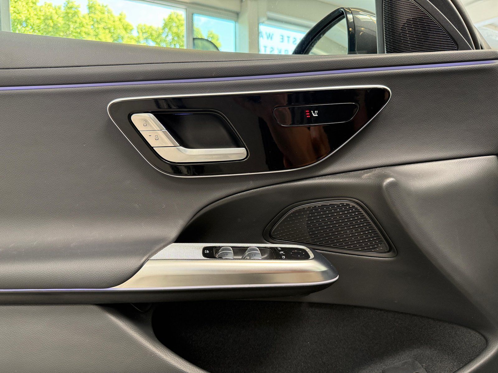 Fahrzeugabbildung Mercedes-Benz E220 d 4M AVANTGARDE ADV. PANO+DISTR+AHK+KEYLESS