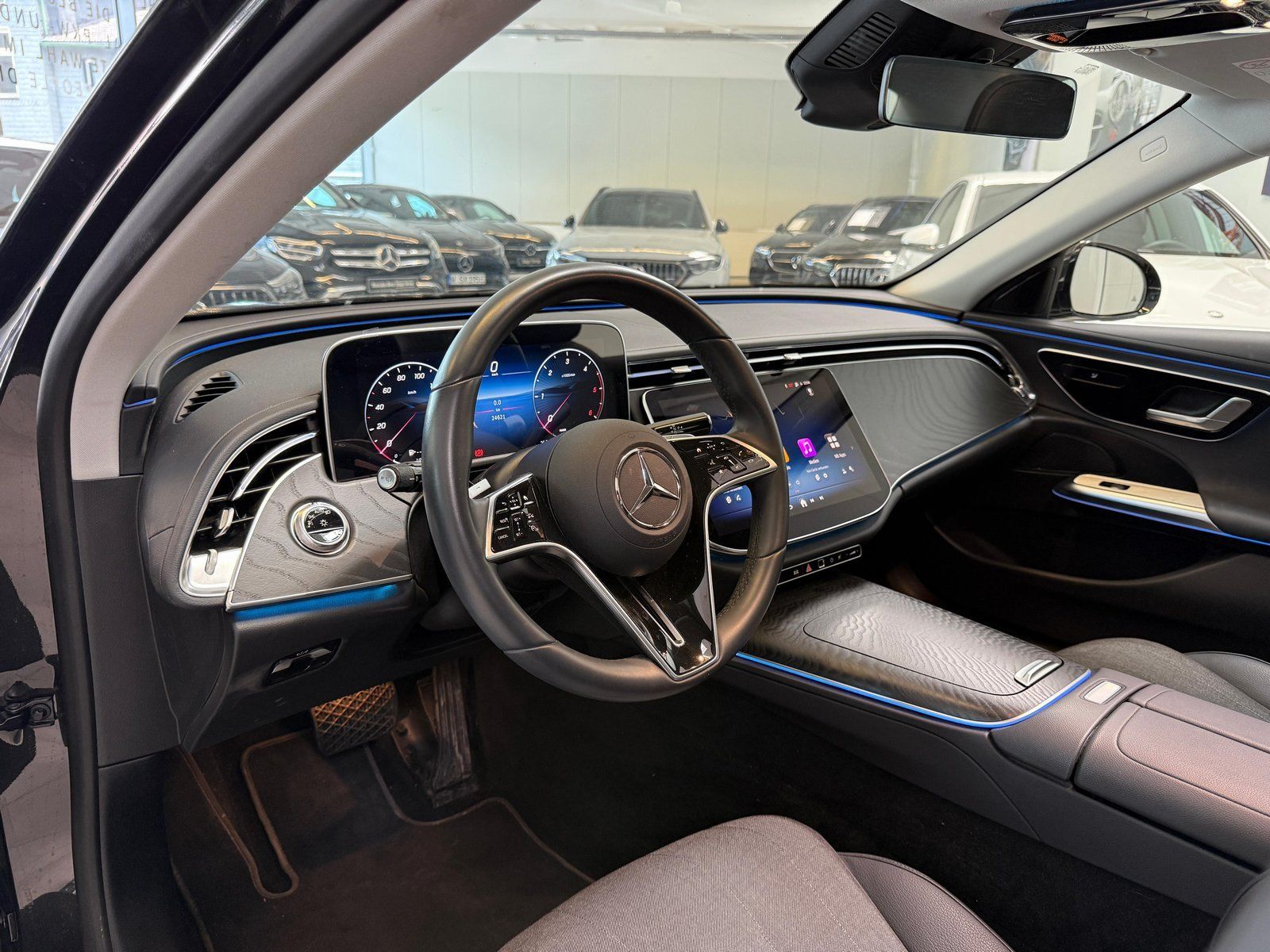 Fahrzeugabbildung Mercedes-Benz E220 d 4M AVANTGARDE ADV. PANO+DISTR+AHK+KEYLESS