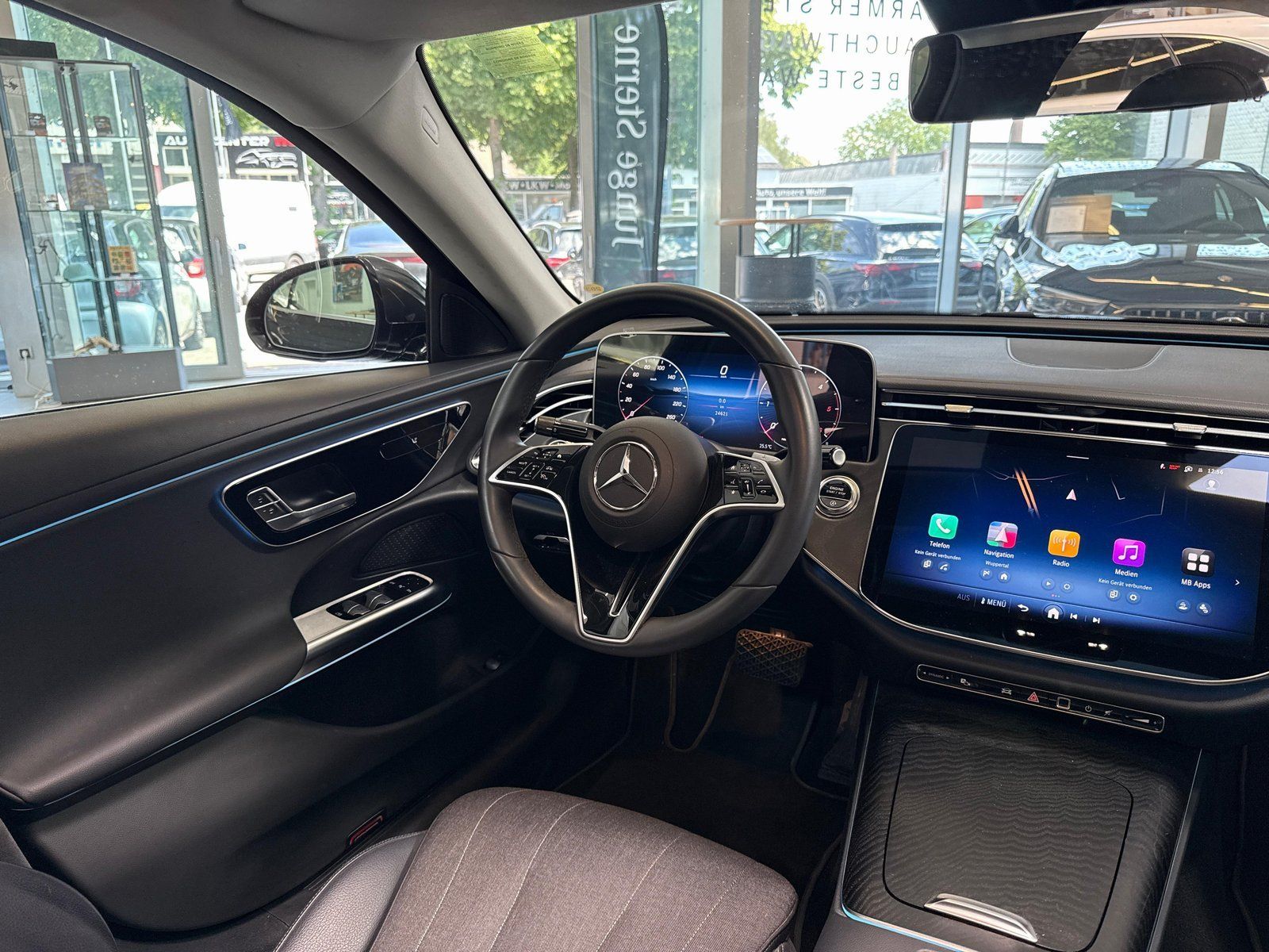 Fahrzeugabbildung Mercedes-Benz E220 d 4M AVANTGARDE ADV. PANO+DISTR+AHK+KEYLESS