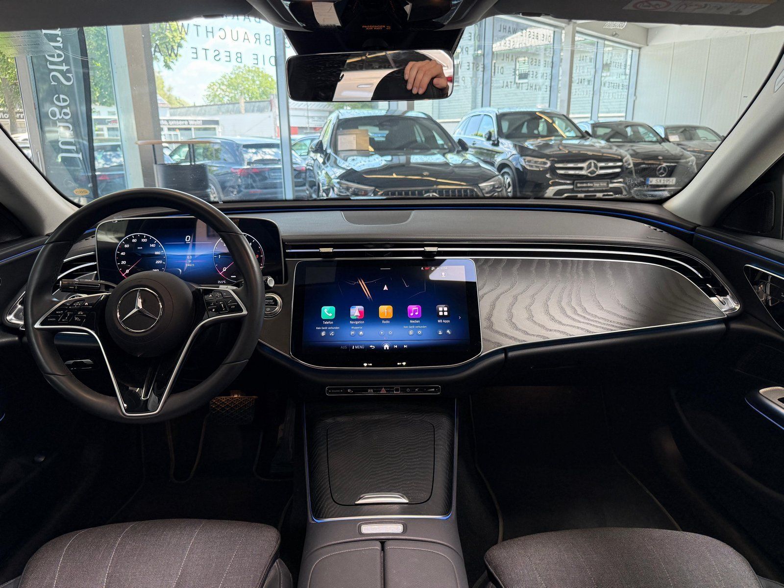 Fahrzeugabbildung Mercedes-Benz E220 d 4M AVANTGARDE ADV. PANO+DISTR+AHK+KEYLESS