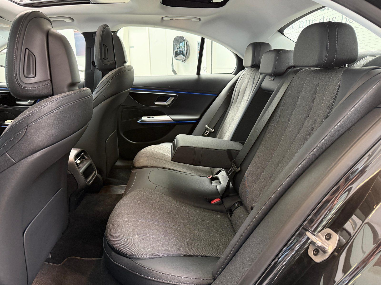 Fahrzeugabbildung Mercedes-Benz E220 d 4M AVANTGARDE ADV. PANO+DISTR+AHK+KEYLESS