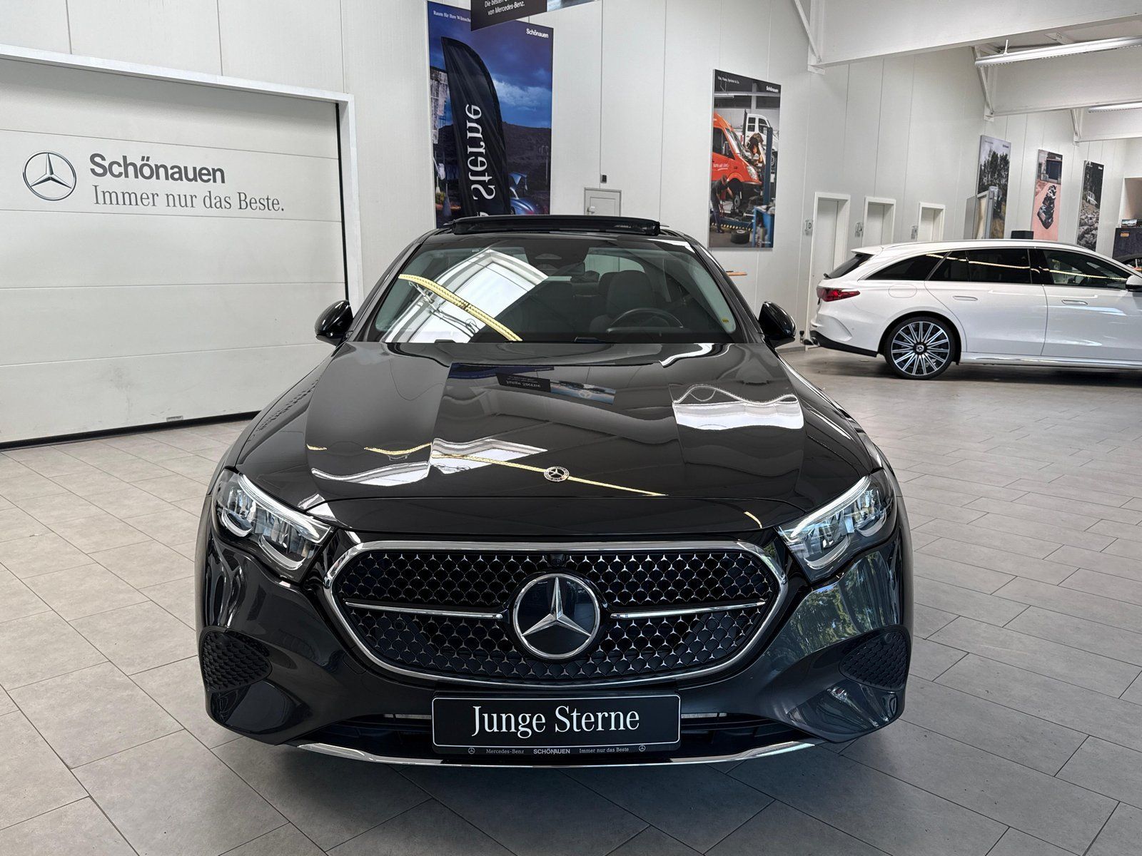 Fahrzeugabbildung Mercedes-Benz E220 d 4M AVANTGARDE ADV. PANO+DISTR+AHK+KEYLESS