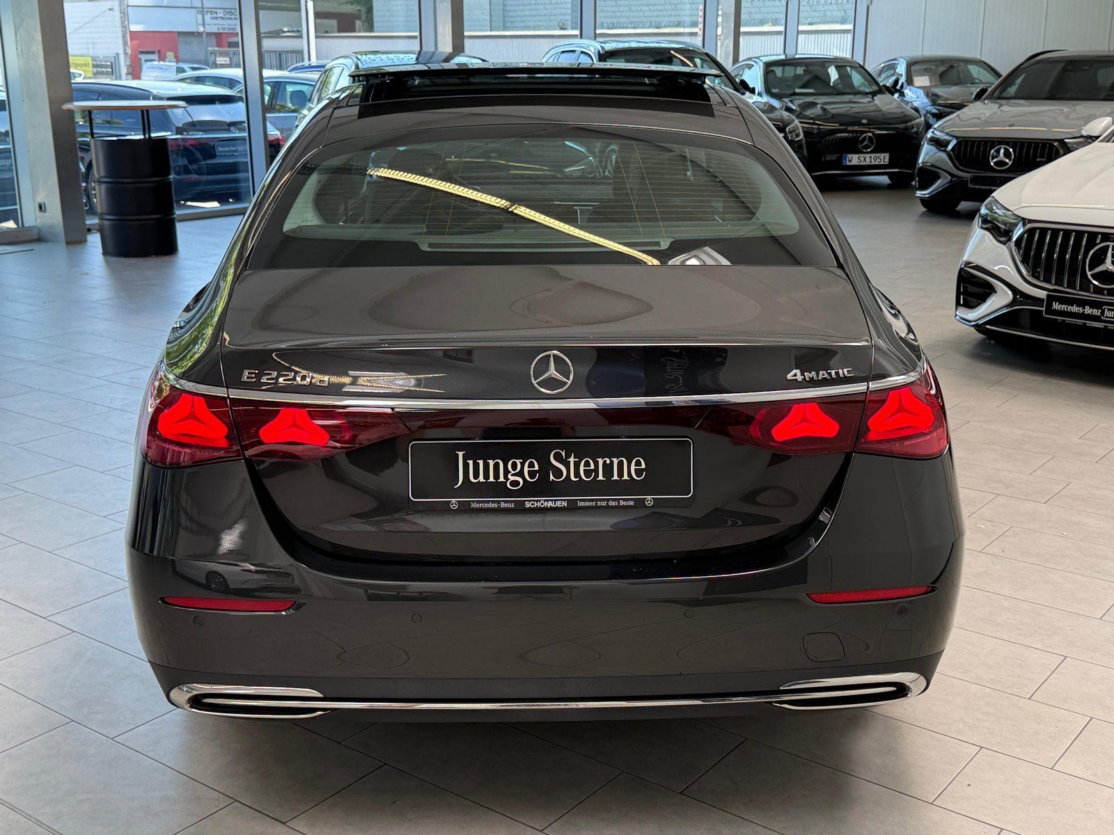 Fahrzeugabbildung Mercedes-Benz E220 d 4M AVANTGARDE ADV. PANO+DISTR+AHK+KEYLESS