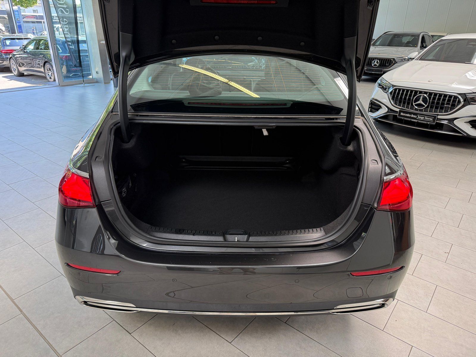 Fahrzeugabbildung Mercedes-Benz E220 d 4M AVANTGARDE ADV. PANO+DISTR+AHK+KEYLESS