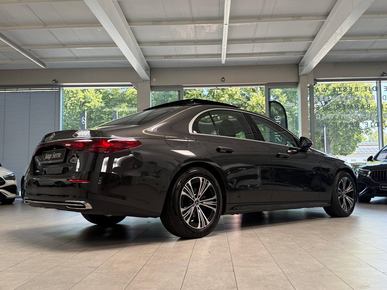Fahrzeugabbildung Mercedes-Benz E220 d 4M AVANTGARDE ADV. PANO+DISTR+AHK+KEYLESS