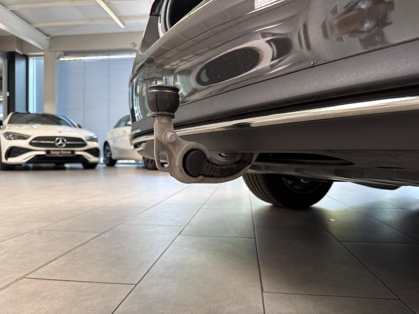 Fahrzeugabbildung Mercedes-Benz E220 d 4M AVANTGARDE ADV. PANO+DISTR+AHK+KEYLESS