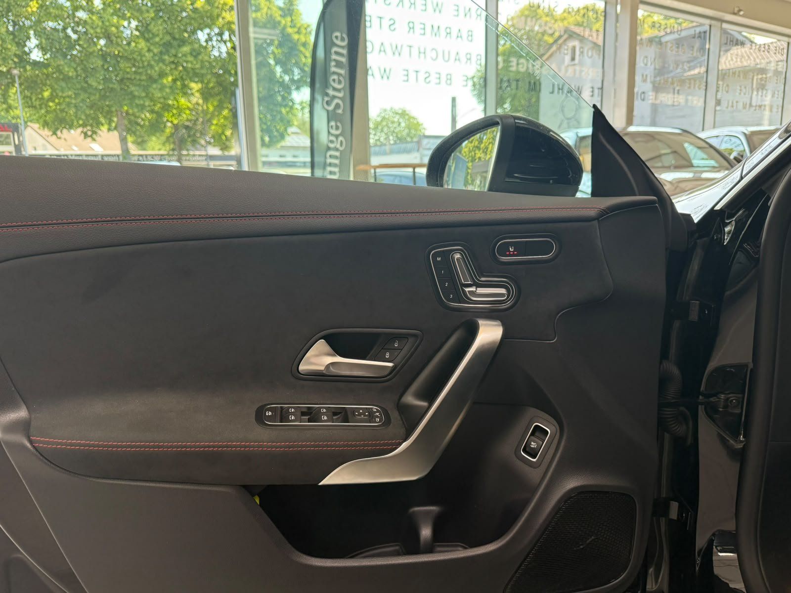 Fahrzeugabbildung Mercedes-Benz CLA 200 SB AMG PREM. AHK+BEAM+MEMORY+KEYLESS+DAB