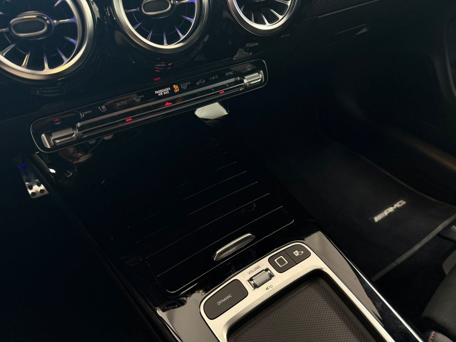 Fahrzeugabbildung Mercedes-Benz CLA 200 SB AMG PREM. AHK+BEAM+MEMORY+KEYLESS+DAB