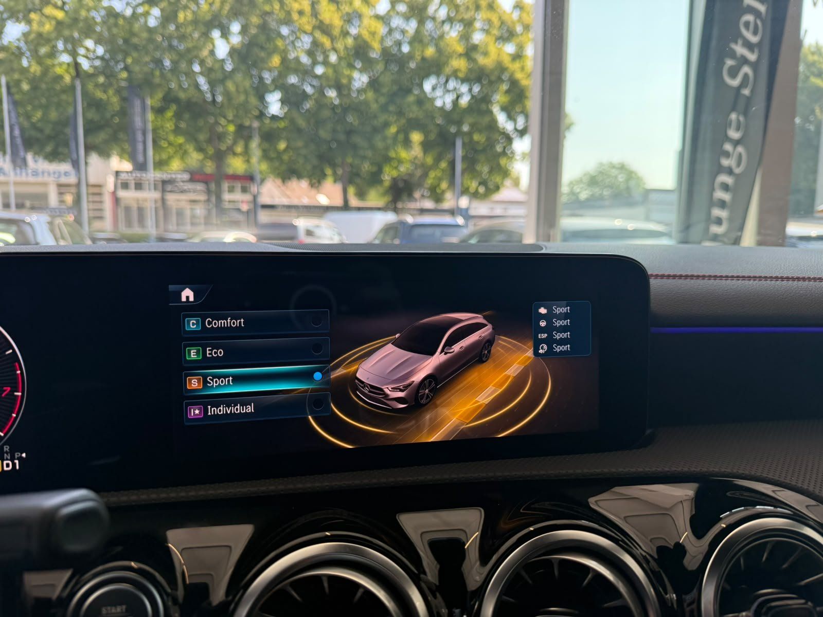 Fahrzeugabbildung Mercedes-Benz CLA 200 SB AMG PREM. AHK+BEAM+MEMORY+KEYLESS+DAB