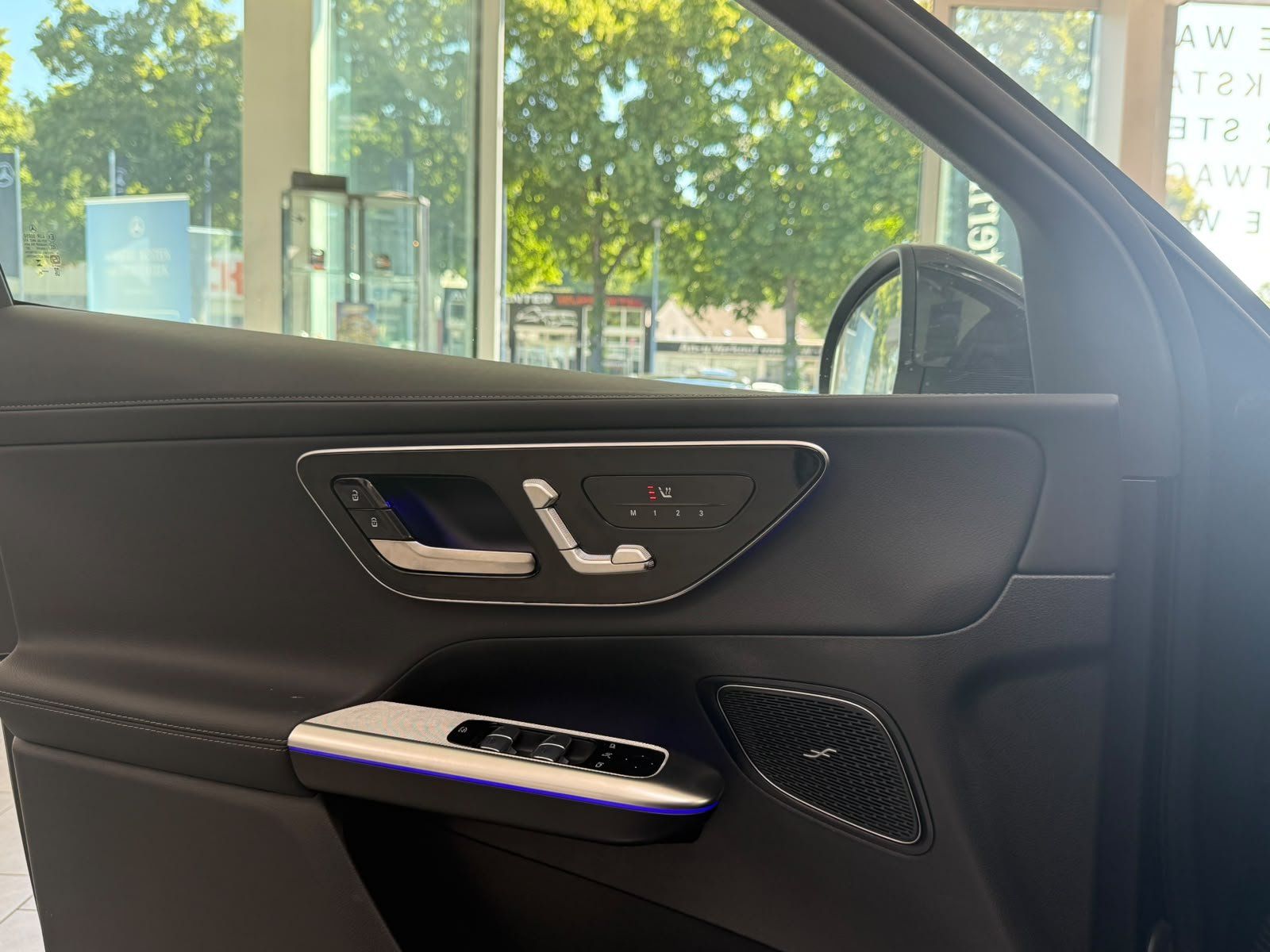 Fahrzeugabbildung Mercedes-Benz GLC 220 d 4M AMG+AHK+DLIGHT+20"+PANO+SOUND+WINTE