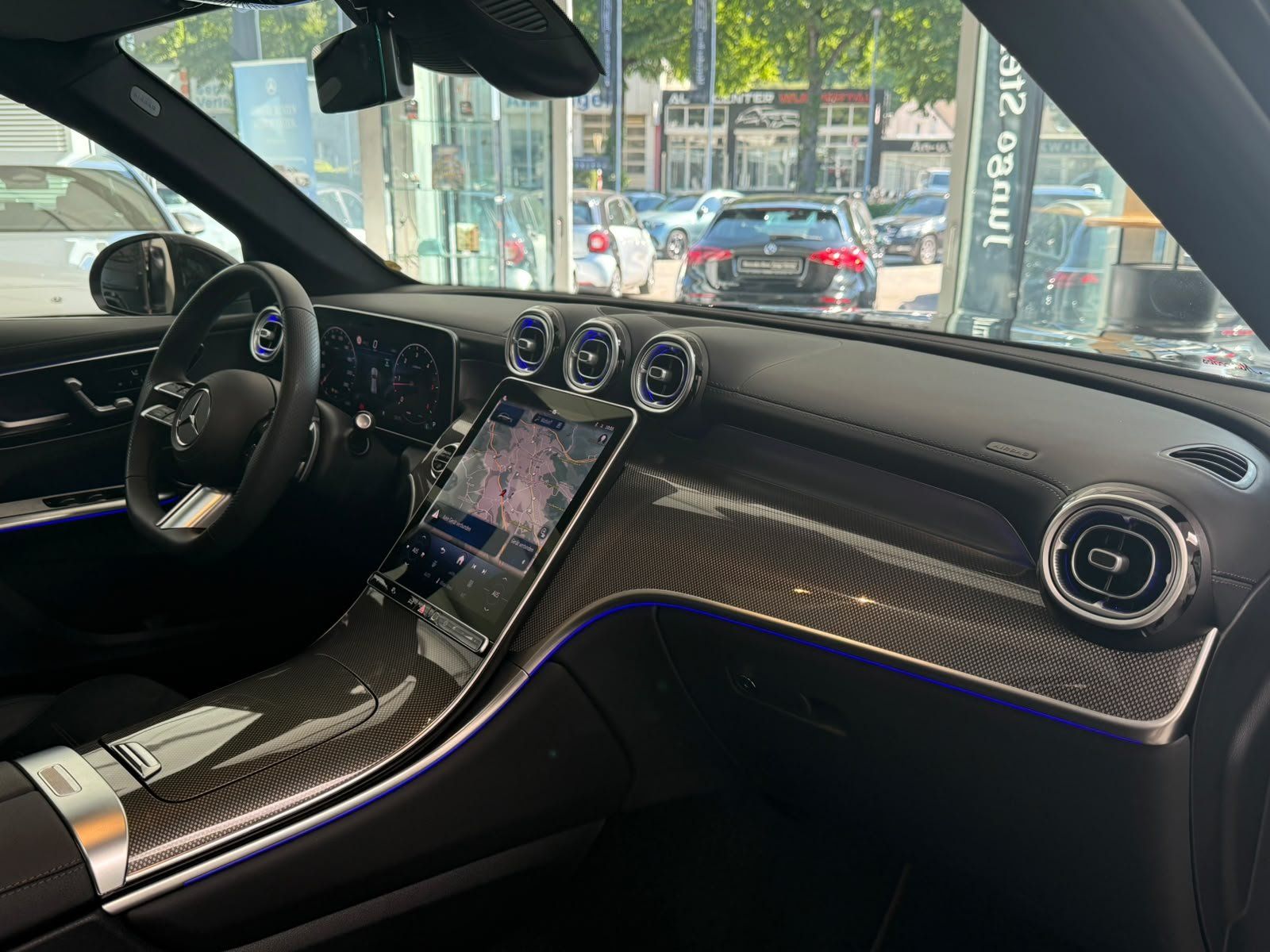 Fahrzeugabbildung Mercedes-Benz GLC 220 d 4M AMG+AHK+DLIGHT+20"+PANO+SOUND+WINTE