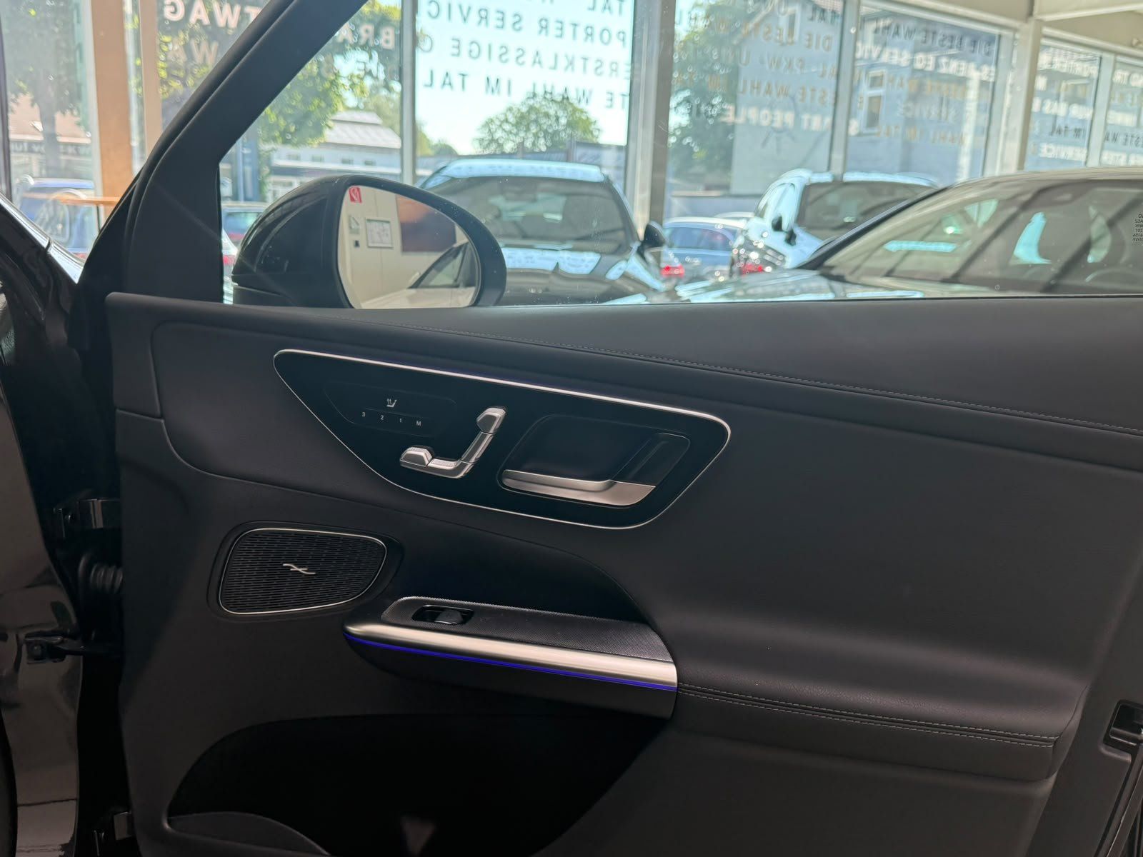 Fahrzeugabbildung Mercedes-Benz GLC 220 d 4M AMG+AHK+DLIGHT+20"+PANO+SOUND+WINTE