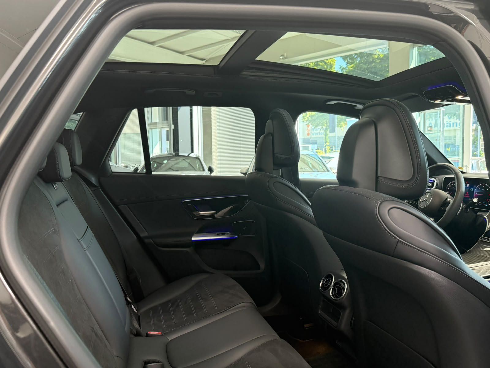 Fahrzeugabbildung Mercedes-Benz GLC 220 d 4M AMG+AHK+DLIGHT+20"+PANO+SOUND+WINTE