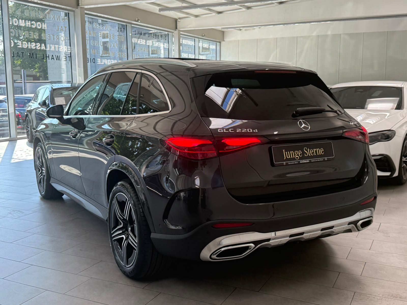 Fahrzeugabbildung Mercedes-Benz GLC 220 d 4M AMG+AHK+DLIGHT+20"+PANO+SOUND+WINTE