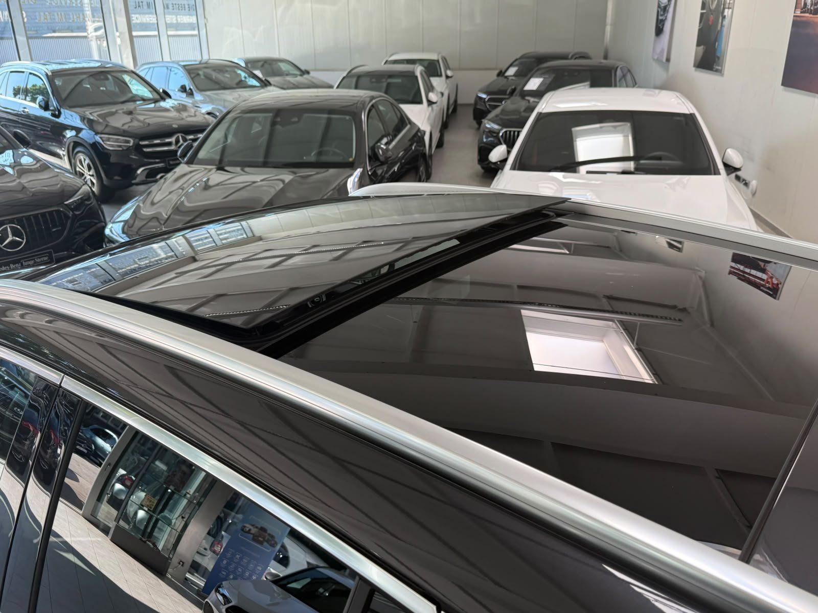 Fahrzeugabbildung Mercedes-Benz GLC 220 d 4M AMG+AHK+DLIGHT+20"+PANO+SOUND+WINTE