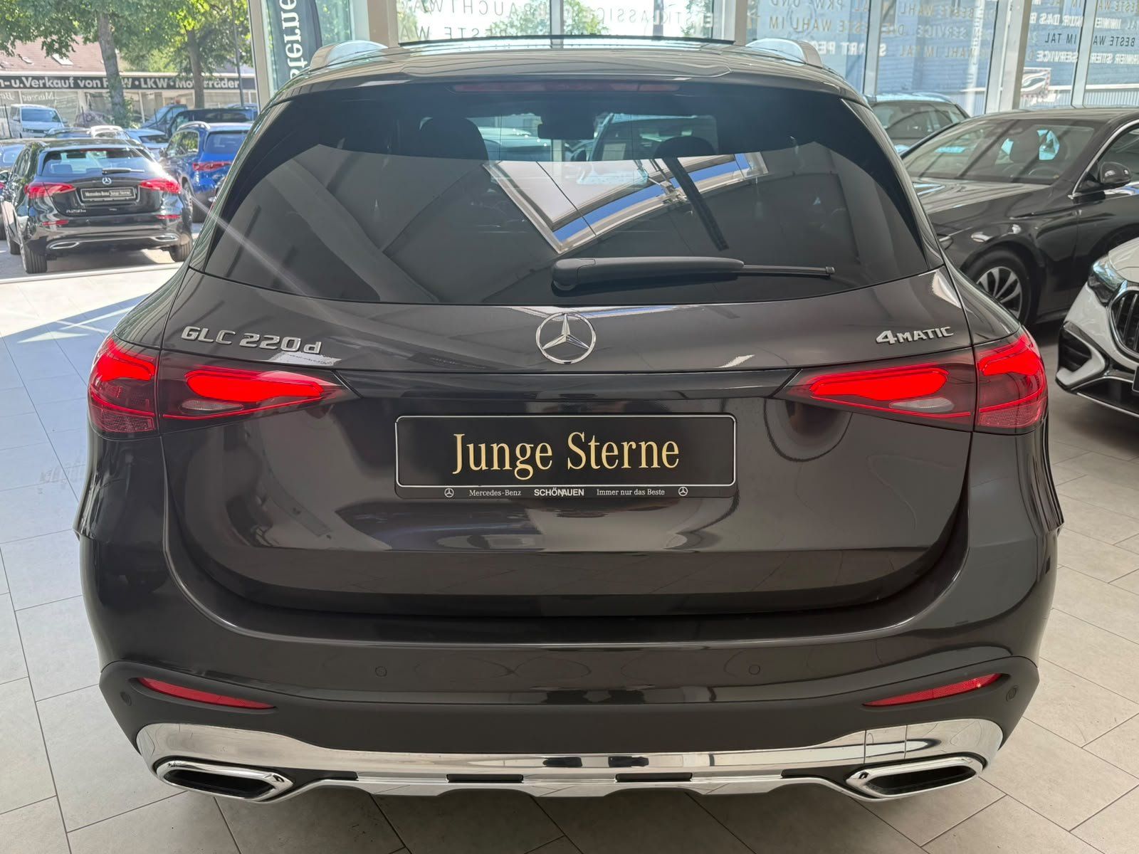 Fahrzeugabbildung Mercedes-Benz GLC 220 d 4M AMG+AHK+DLIGHT+20"+PANO+SOUND+WINTE