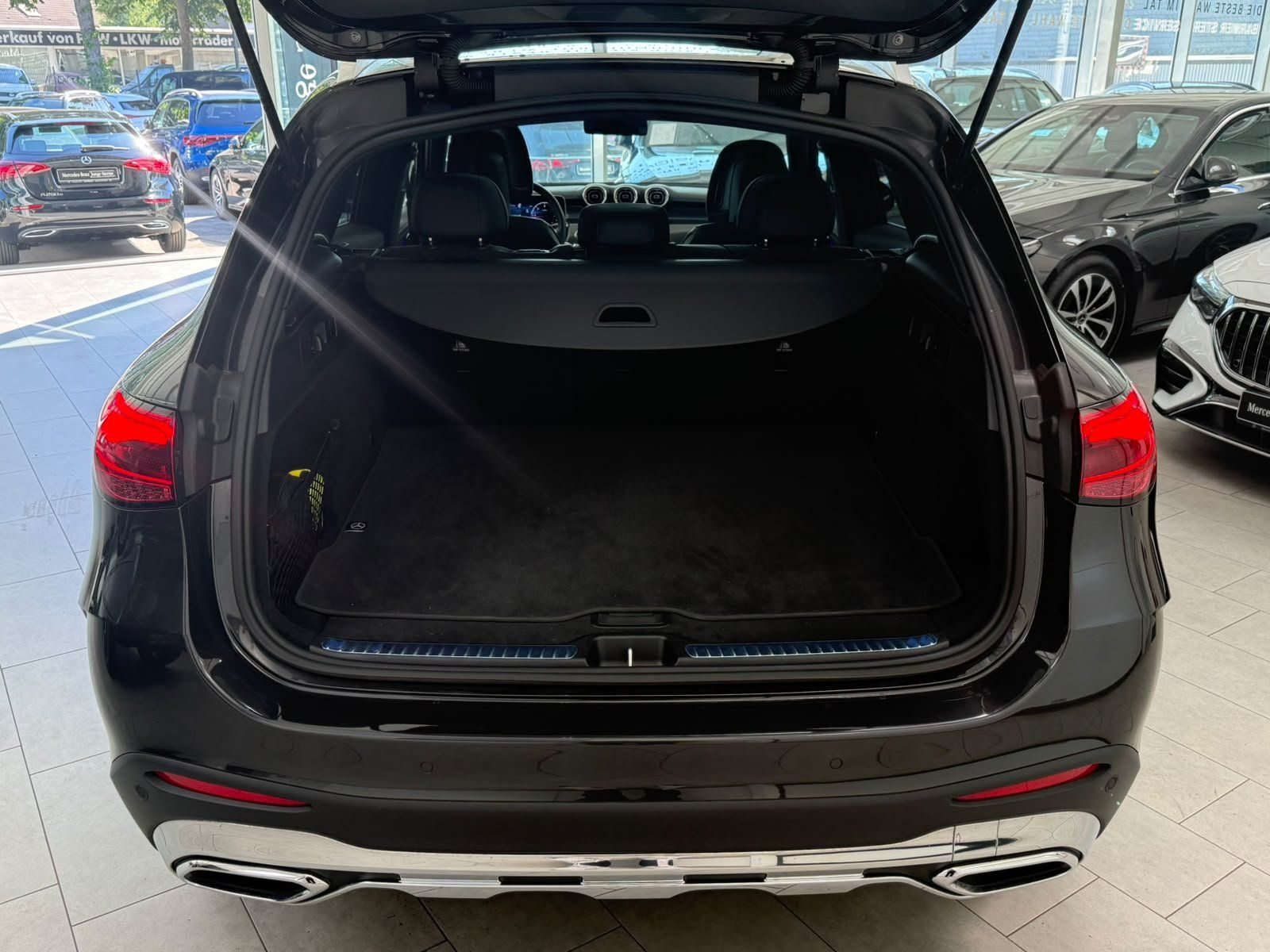 Fahrzeugabbildung Mercedes-Benz GLC 220 d 4M AMG+AHK+DLIGHT+20"+PANO+SOUND+WINTE