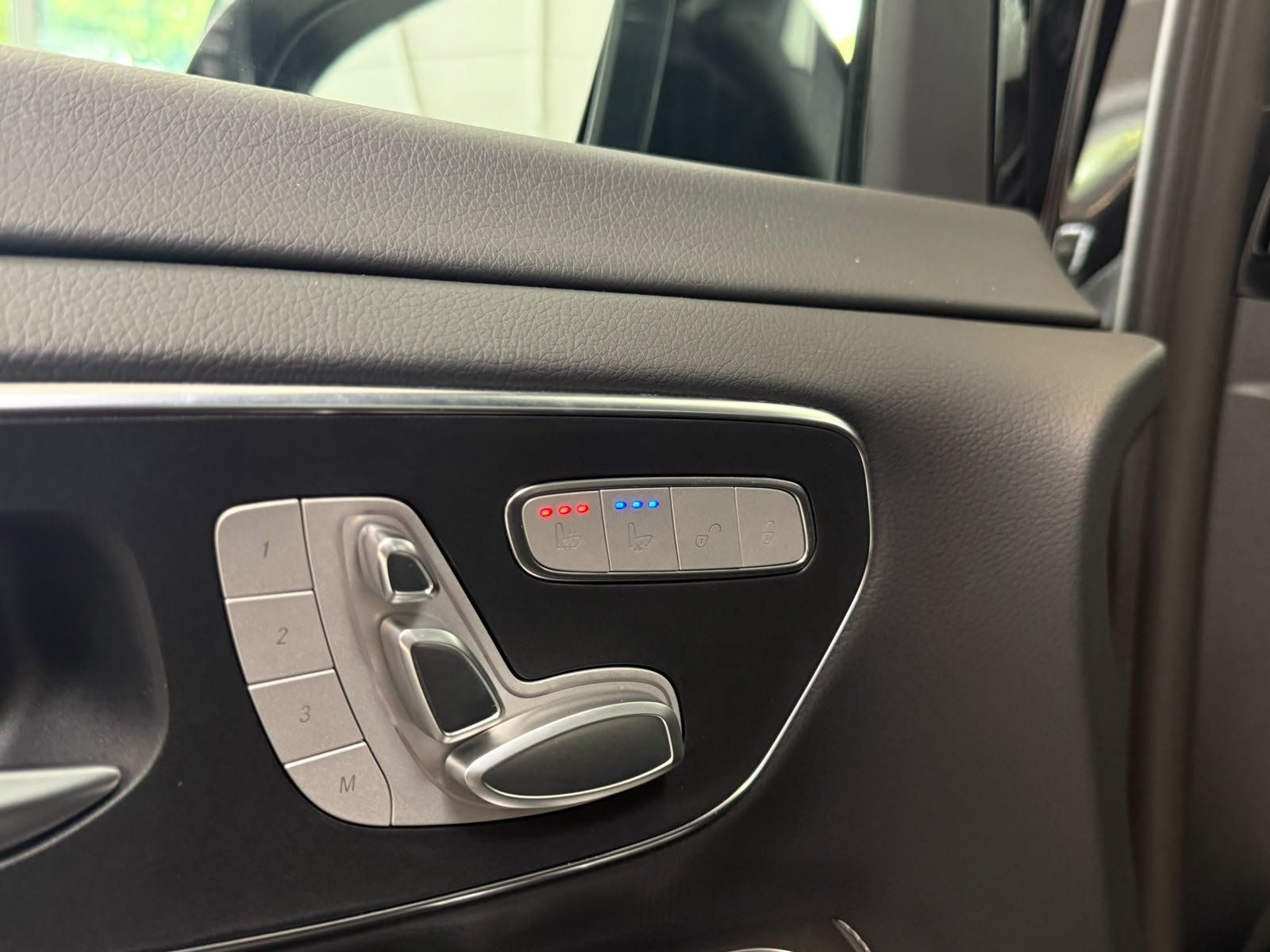 Fahrzeugabbildung Mercedes-Benz V 300 d 4M L AMG+EXCLUSIVE+AHK+MICROCUT+AIRM+BUR