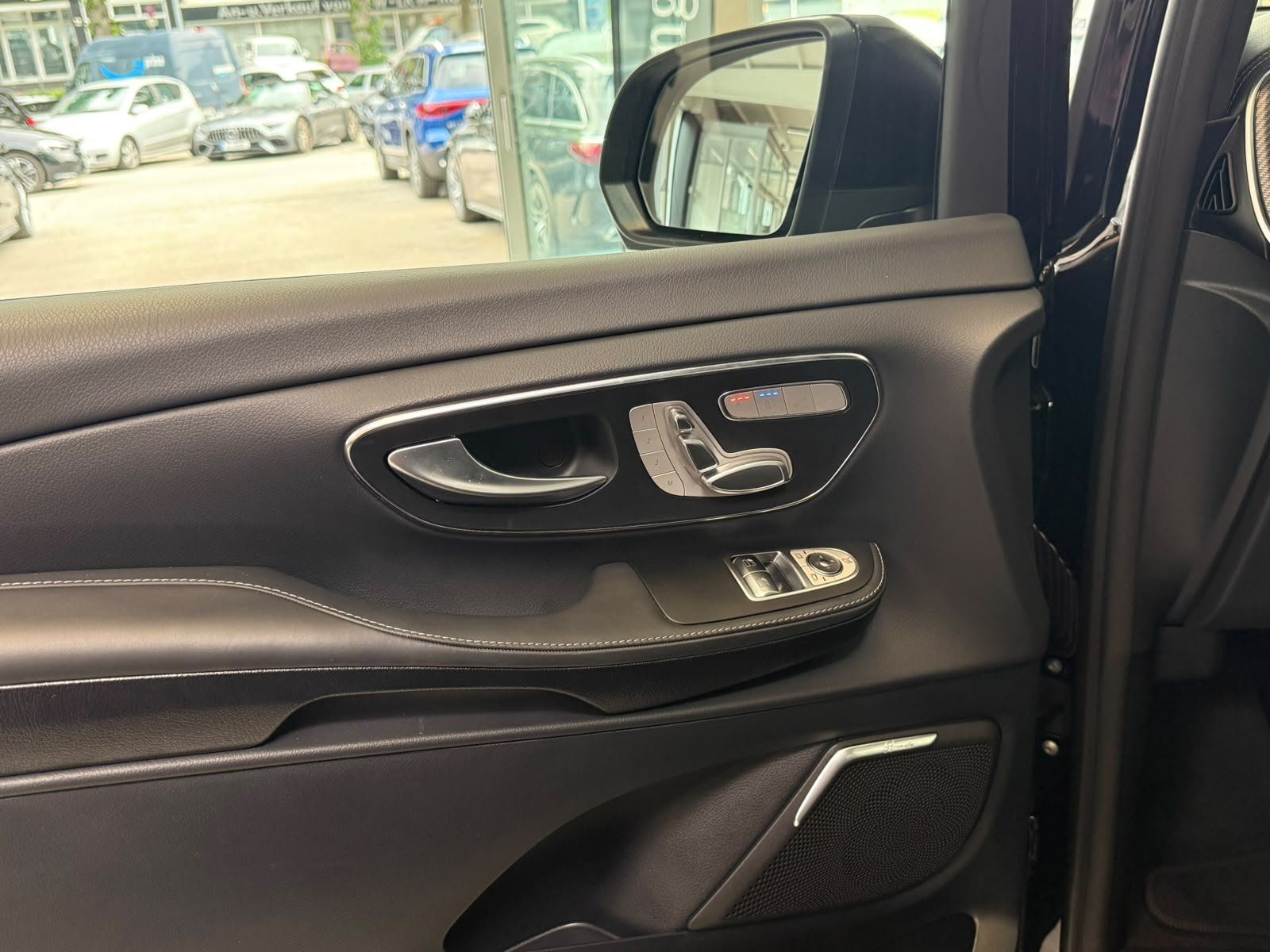Fahrzeugabbildung Mercedes-Benz V 300 d 4M L AMG+EXCLUSIVE+AHK+MICROCUT+AIRM+BUR