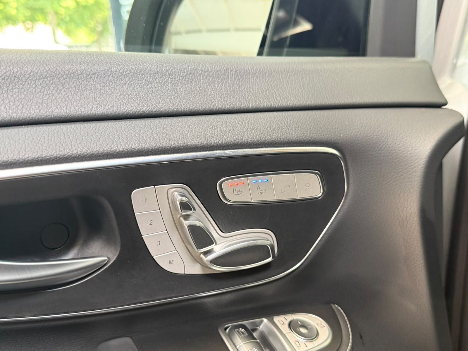 Fahrzeugabbildung Mercedes-Benz V 300 d 4M L AMG+EXCLUSIVE+AHK+MICROCUT+AIRM+BUR