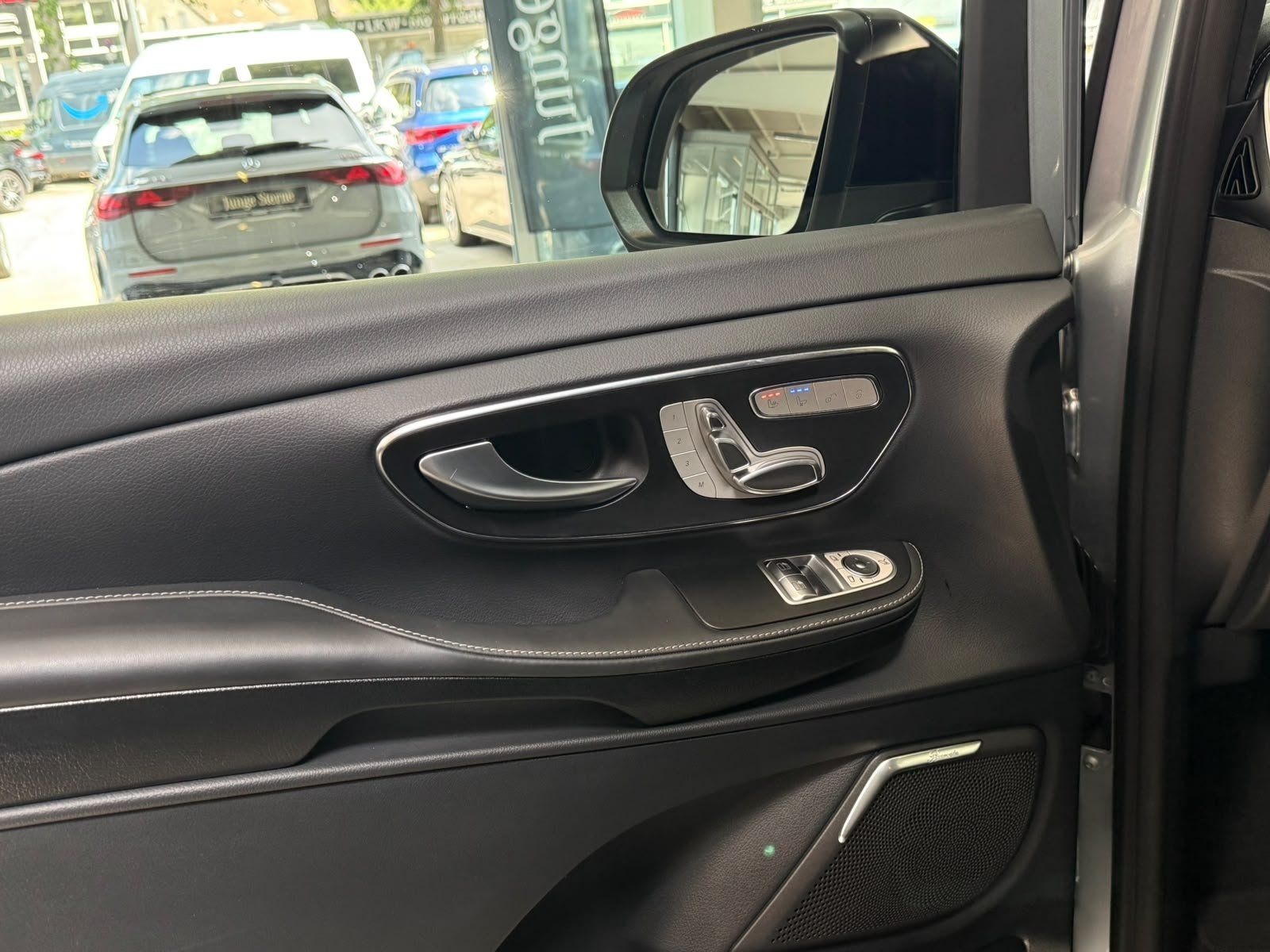Fahrzeugabbildung Mercedes-Benz V 300 d 4M L AMG+EXCLUSIVE+AHK+MICROCUT+AIRM+BUR