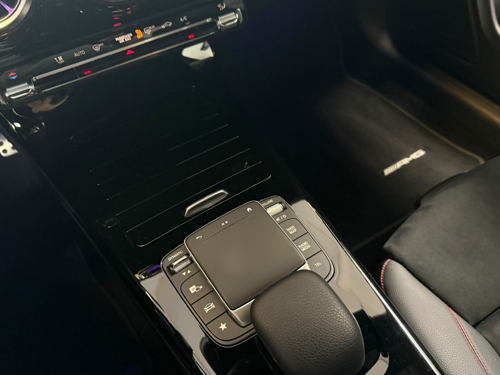 Fahrzeugabbildung Mercedes-Benz CLA 200 AMG+MBEAM+KAMERA+TEMP+AMBIENTE+CARPLAY
