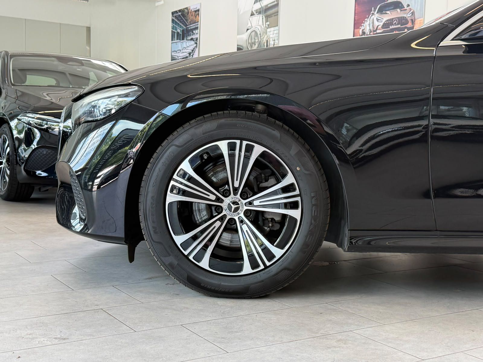 Fahrzeugabbildung Mercedes-Benz E 220 d AVANTGARDE ADV.+18"+PANORAMA+WINTERPAKET