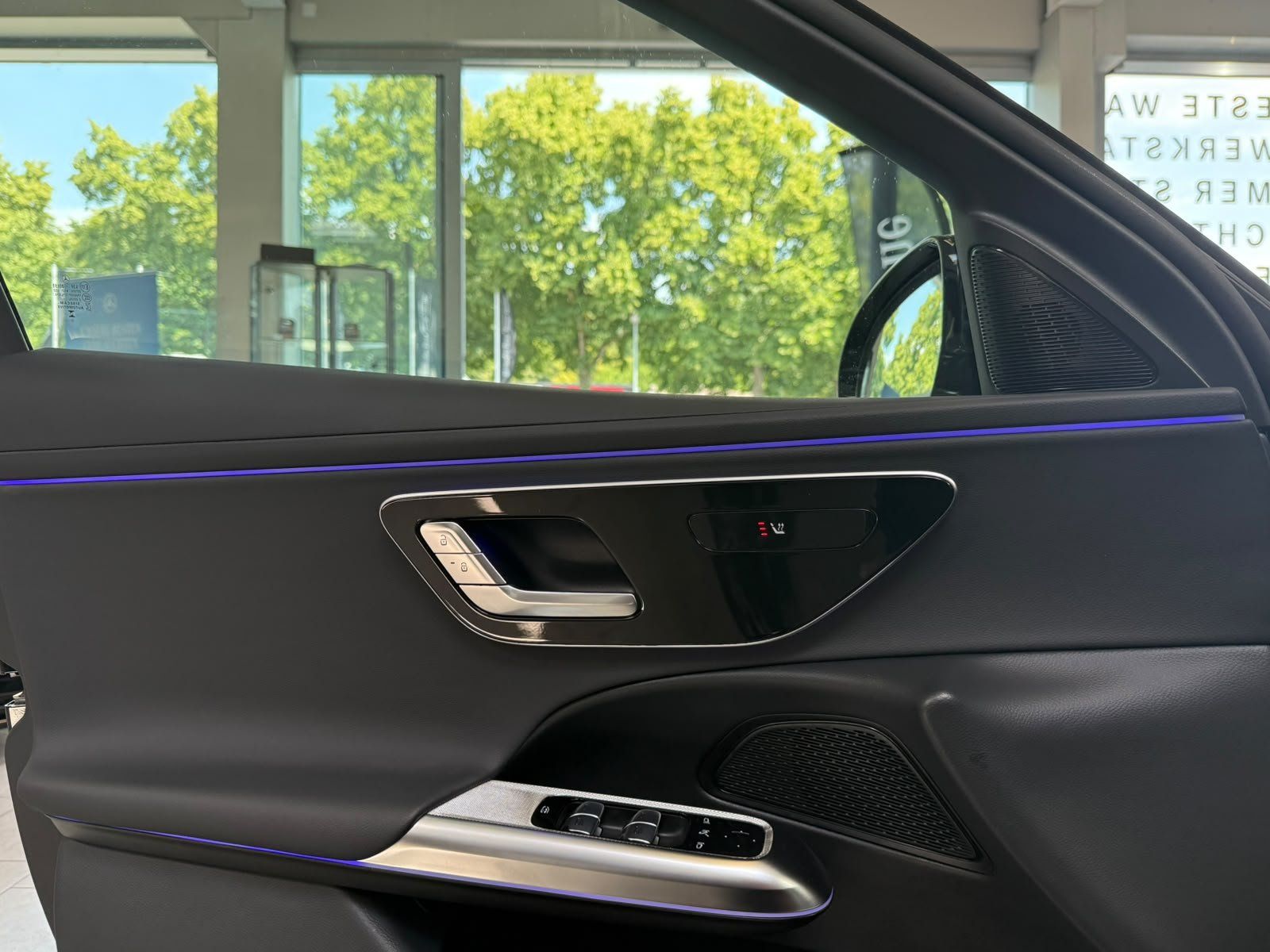 Fahrzeugabbildung Mercedes-Benz E 220 d AVANTGARDE ADV.+18"+PANORAMA+WINTERPAKET
