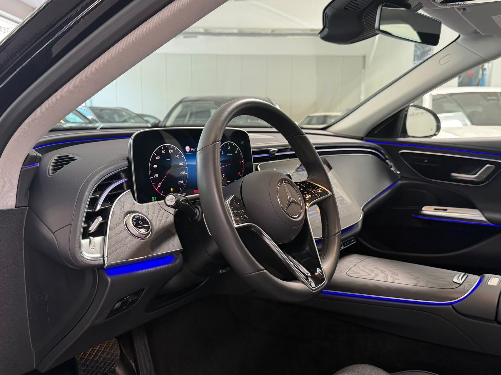 Fahrzeugabbildung Mercedes-Benz E 220 d AVANTGARDE ADV.+18"+PANORAMA+WINTERPAKET