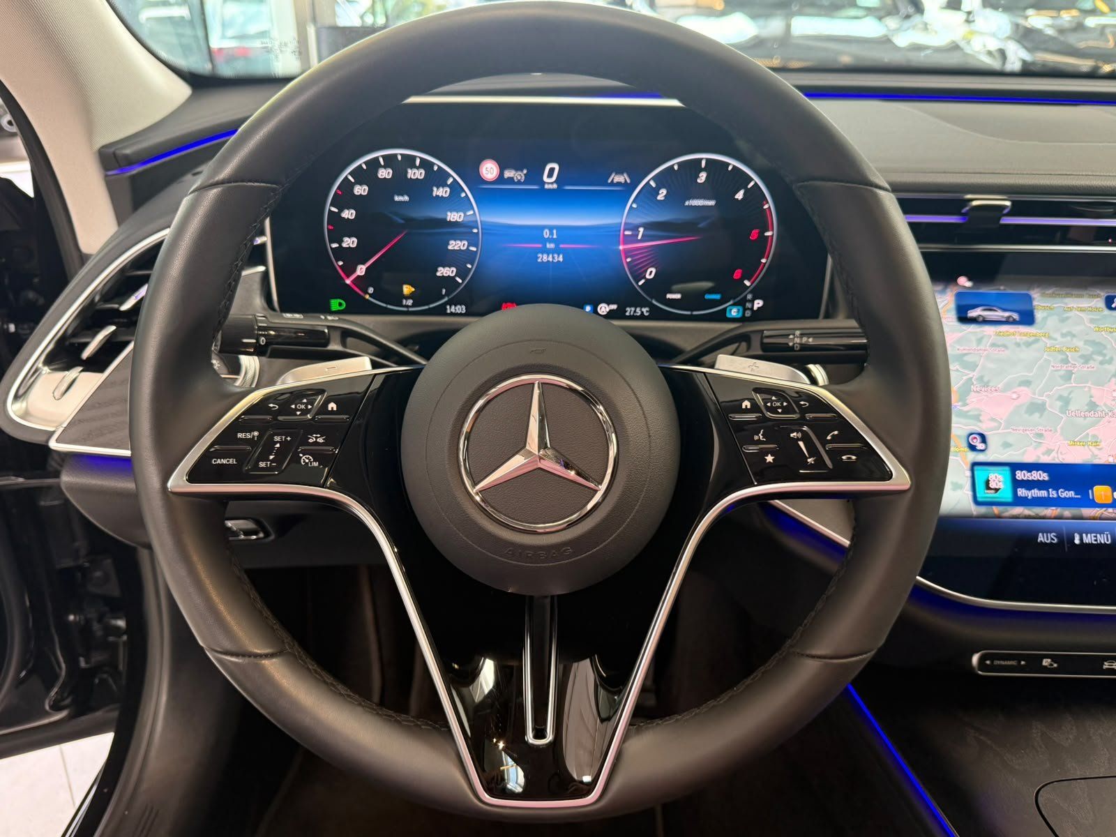 Fahrzeugabbildung Mercedes-Benz E 220 d AVANTGARDE ADV.+18"+PANORAMA+WINTERPAKET