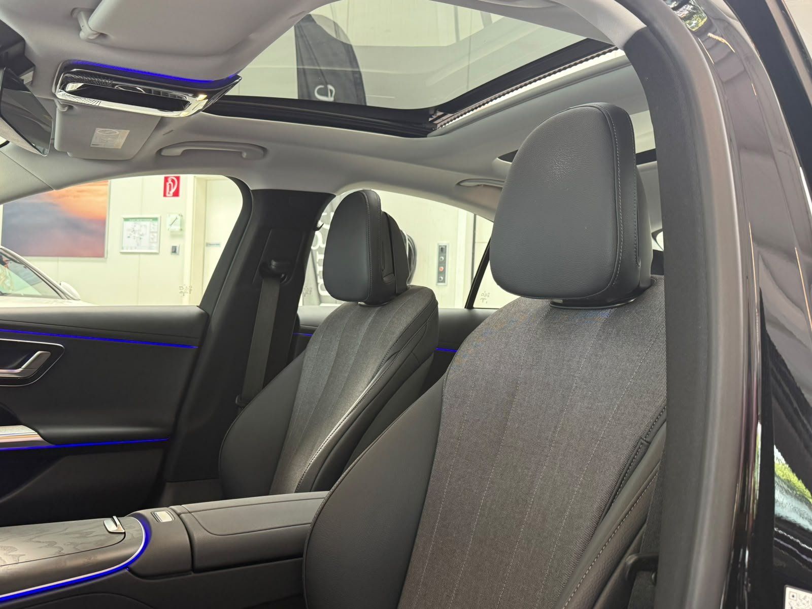 Fahrzeugabbildung Mercedes-Benz E 220 d AVANTGARDE ADV.+18"+PANORAMA+WINTERPAKET