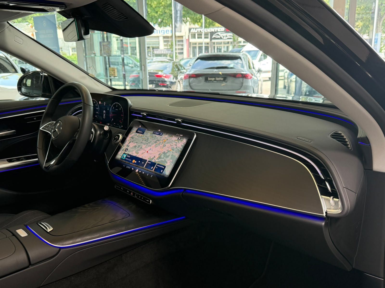 Fahrzeugabbildung Mercedes-Benz E 220 d AVANTGARDE ADV.+18"+PANORAMA+WINTERPAKET