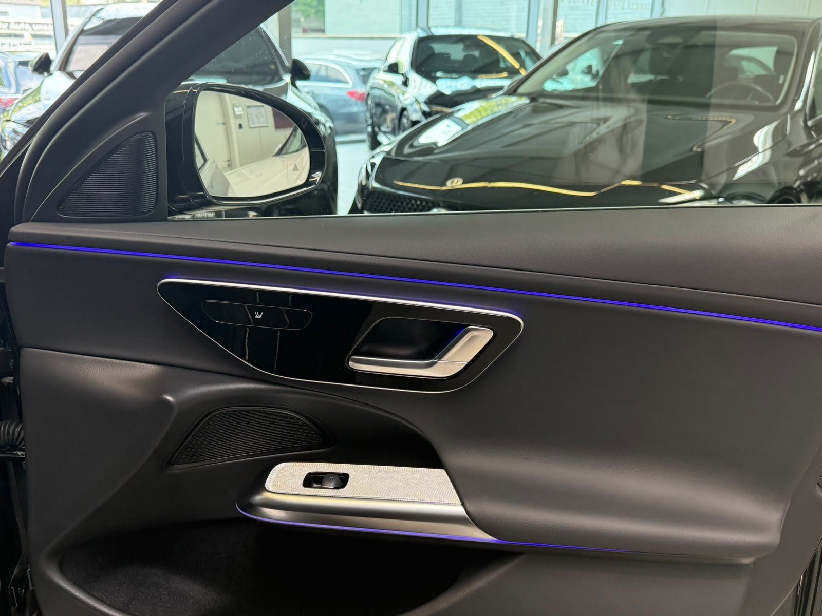Fahrzeugabbildung Mercedes-Benz E 220 d AVANTGARDE ADV.+18"+PANORAMA+WINTERPAKET