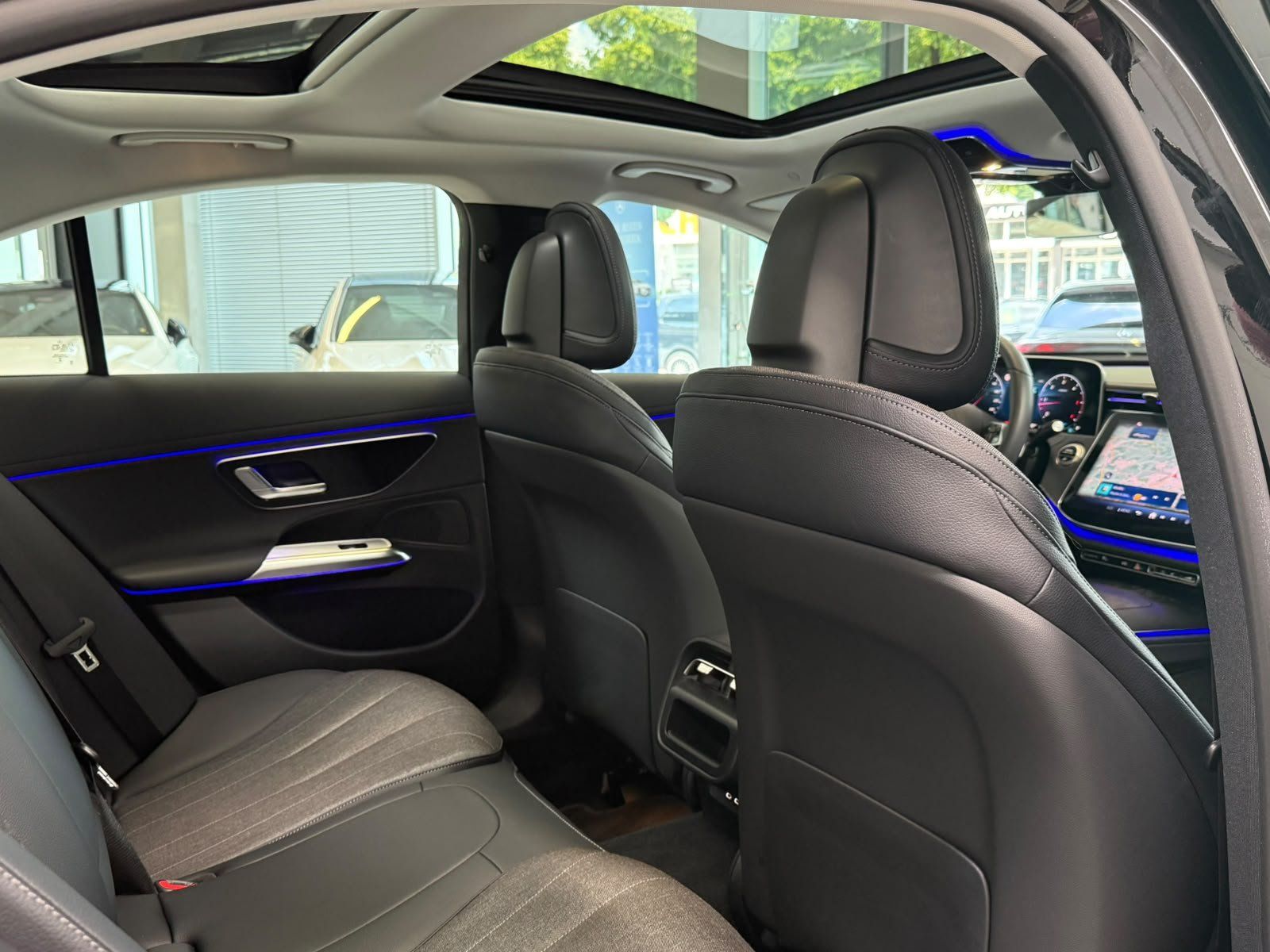 Fahrzeugabbildung Mercedes-Benz E 220 d AVANTGARDE ADV.+18"+PANORAMA+WINTERPAKET