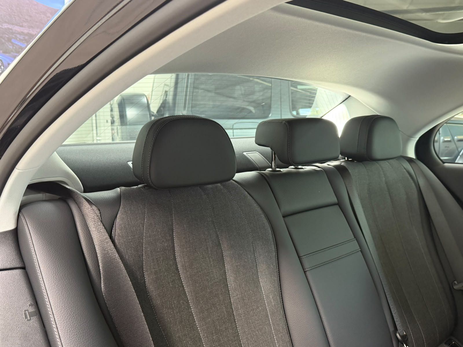Fahrzeugabbildung Mercedes-Benz E 220 d AVANTGARDE ADV.+18"+PANORAMA+WINTERPAKET